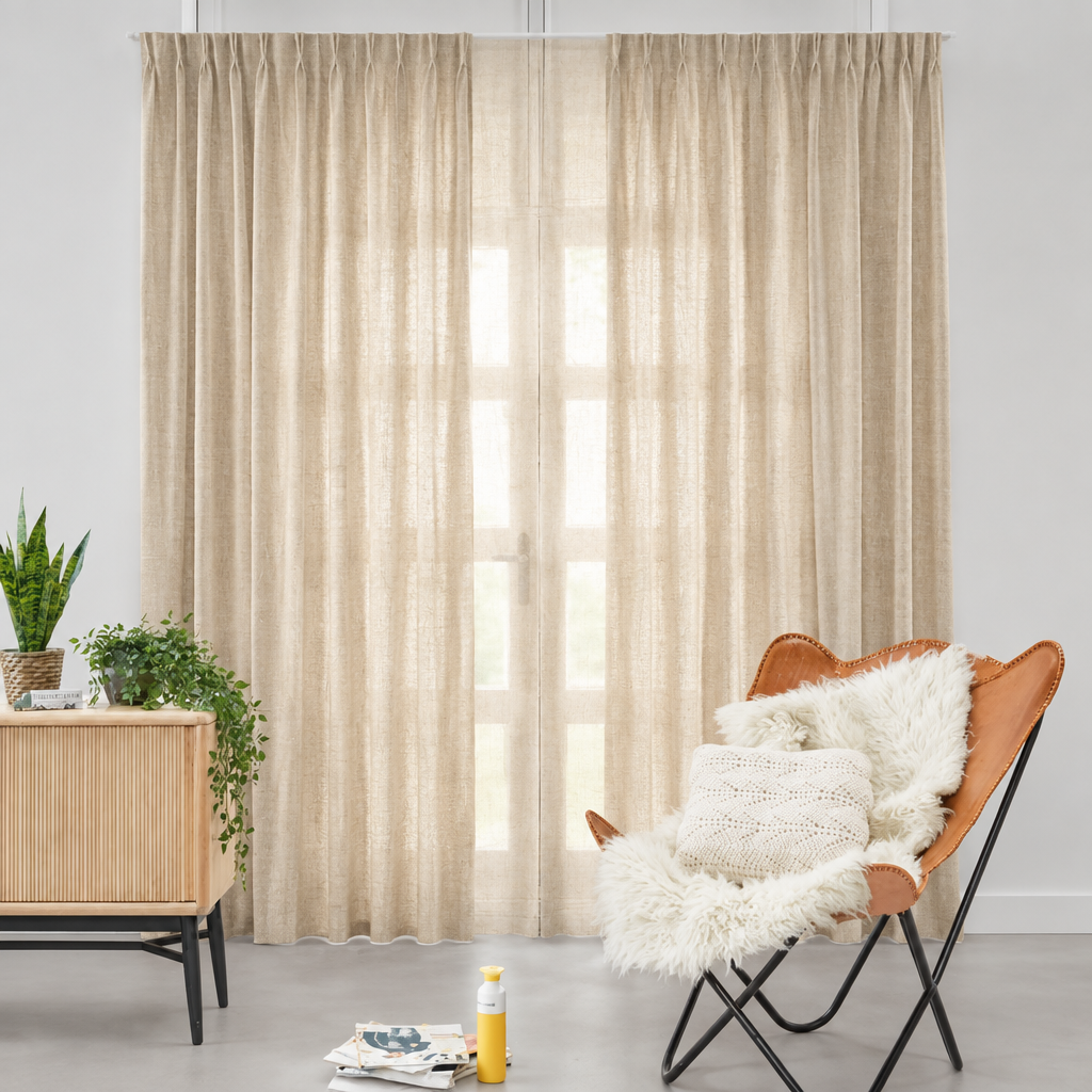 Zandbeige lichtdoorlatende gordijnen